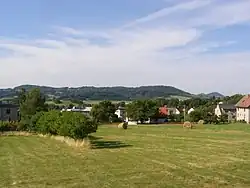 Mořkov, v pozadí Libotínské vrchy