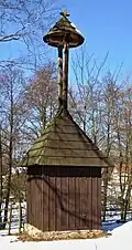 Dřevěná zvonička obnovená v roce 1980 (původní z roku 1885)