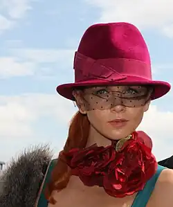 Portrét pořízený v prudkém letním slunci s vynuceným bleskem, který hluboké stíny prokreslil (od klobouku a podobně)