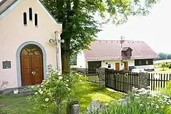 Kaple a jediná stojící chalupa