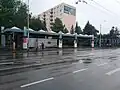 Odlišná část u autobusové zastávky s jehlanovými střechami