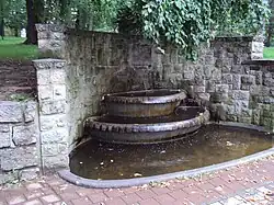 Mohauptova kašna v horní části parku