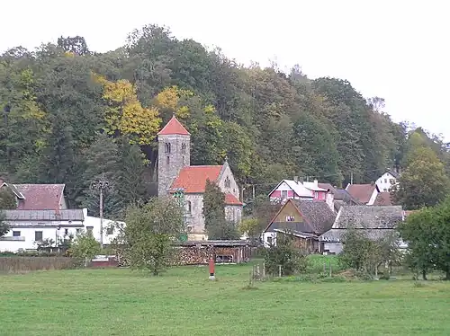 Pohled na kostel od mostu přes Jizeru