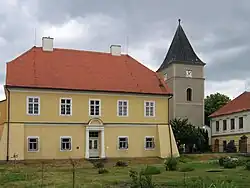 fara a věž kostela v Mohelně