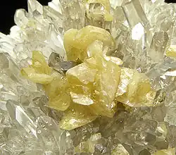 krystaly monazitu-(Ce) společně s krystaly křemene