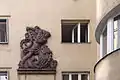 Detail plastiky na Mondscheingasse 9 (Vídeň)