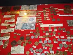 Mince a bankovky z různých historických období.