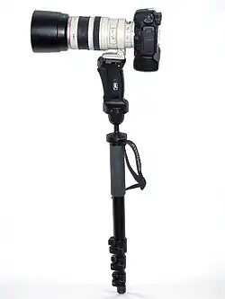 Složený monopod s fotoaparátem