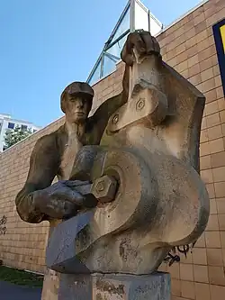 Socha Montážník u kulturního střediska.