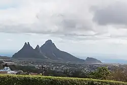 Pohled na vrcholy Trois Mamelles a Mont Rempart z města Curepipe