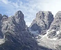Ledovec Cristallo 2011 mezi Monte Cristallo vpravo a Piz Popena vlevo