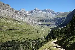 Vlevo Cilindro de Marboré, uprostřed Monte Perdido