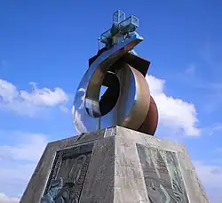 Socha na vrcholu kopce