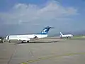 Fokker 100 Montenegro Airlines (vlevo) a Tupolev Tu-154 S7 Airlines (v pozadí) na podgorickém letišti