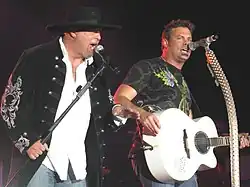 Eddie Montgomery (vlevo) a Troy Gentry na Gretna Heritage Festival v roce 2008