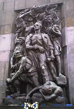 Plastická skulptura, znázorňující bojovníky, uprostřed mramorového památníku