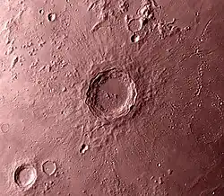 Kráter Koperník (uprostřed)