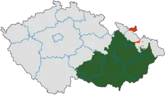 Morava (zeleně) a moravské enklávy ve Slezsku (červeně) v hranicích z roku 1920 na mapě České republiky.