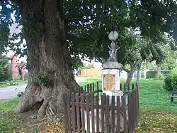 Litinový křížek na návsi