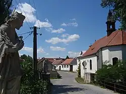 Moravské Budějovice most se sochami.JPG