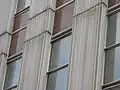 Členění fasády, vystouplé vetikály pokryté eloxovaným hliníkem