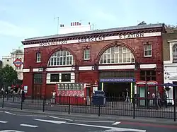 Stanice Mornington Crescent, vstup z ulice Hampstead Road