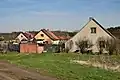 Domy na jihozápadním okraji vesnice