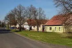 Domy na východní straně návsi