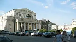 Budova moskevského Velkého divadla, v pozadí se nachází obchodní dům CUM a Malé divadlo