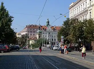 Pohled od tramvajové zastávky Vršovické náměstí k západu (2012)