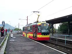 Tramvaj VarioLF plus přijíždějící k hlavnímu nádraží v Mostě