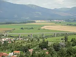 Most Dovalovec nad mestskou časťou Dovalovo