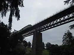 Osobní vlak tažený lokomotivou 754 na viaduktu u Holubova