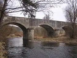 Kamenný tříobloukový most přes řeku Malši mezi Římovem a Pašinovicemi