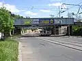 Mosty přes ulici U plynárny, pravá kolej vede na odstavné nádraží.