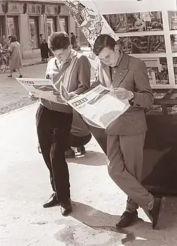 Čtení novin u kiosku, 1961