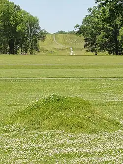 Vpředu model mohyly, vzadu současný stav