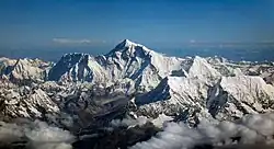 Pohled na Mount Everest z jihu, Šarce v pravé polovině obrázku