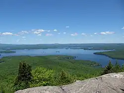 Pohled na jezero Winnipesaukee z hory Mount Major