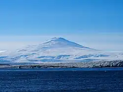 Mount Melbourne z korejské stanice Jang Bogo