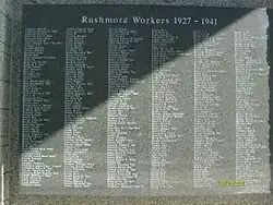 Pamětní deska na Mount Rushmore National Monument se jmény dělníků, kteří se podíleli na stavbě památníku