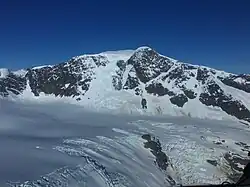 Vrchol a východní zaledněný svah hory