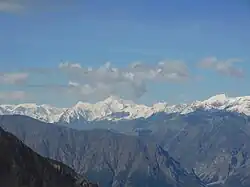 Ve středu fotografie Mount Steele, Mount Wood pravděpodobně vpravo