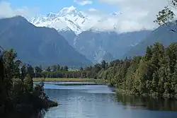 Mount Tasman nad jezerem Lake Matheson
