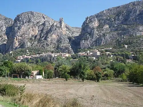 pohled na Moustiers-Sainte-Marie