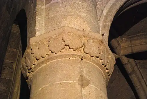 detail sloupové hlavice s dubovými listy