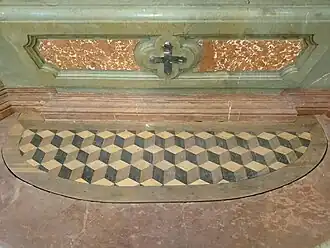 Detail mramorové menzy s dřevěnou parketovou výplní