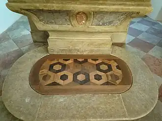 Detail dřevěné parketové výplně před oltářem sv. Jana Nepomuckého