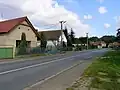 Chalupy podél hlavní silnice