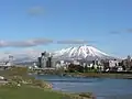 Sopka Iwate čnící nad městem Morioka
